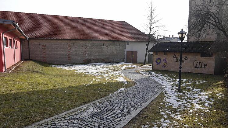 Die Freifläche neben der Stadtmauer wird mit Spielgeräten ausgestattet. Foto: Berthold Köhler