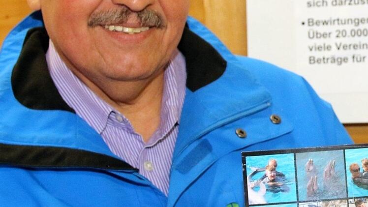 Jürgen Wittmann zeigte eine Postkarte von Laurin aus Curacao Dem Jungen wurde mit Hilfe von Spenden, die durch das Marktkaffee der örtlichen Vereine erwirtschaftet wurden, eine zweite Delphintherapie ermöglicht. Foto: Michael Stelzner