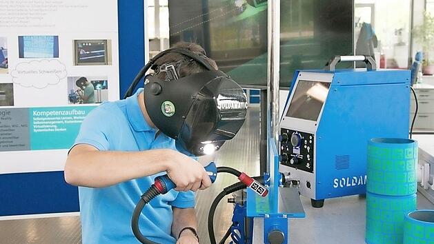 Mit Augmentes-reality-Brillen können Auszubildende im neuen Zentrum auf dem Siemens-Campus zum Beispiel virtuell Qualitätslkontrollen durchführen oder schweißen. Fotos: Nikolas Pelke