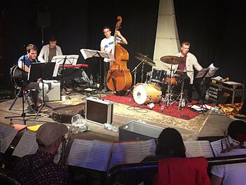 Das Foyer der Music Base diente zwei Tage lang als Probenraum für die Bigband "Federal Pengueen Summit".  Foto: Bernhard Panzer