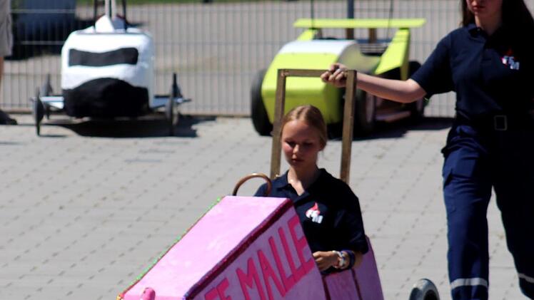 Mädchenpower bei der "FF Malle": Selina Teichert belegte mit Marloffstein rosa den dritten Platz in der Rennklasse.   Foto: Johanna Blum