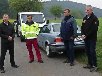 Eine letzte Lagebesprechung fand vor der Baufreigabe des circa 1,3 Millionen Euro teuren ersten Bauabschnittes der Sanierung der Wasserversorgungsanlage Wiesenttal statt. Foto: Paul Pöhlmann