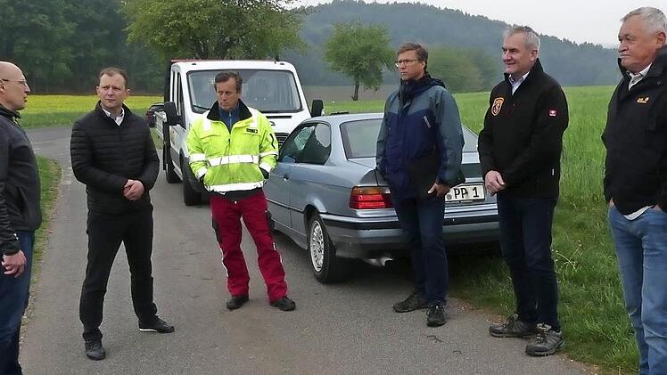 Eine letzte Lagebesprechung fand vor der Baufreigabe des circa 1,3 Millionen Euro teuren ersten Bauabschnittes der Sanierung der Wasserversorgungsanlage Wiesenttal statt. Foto: Paul Pöhlmann