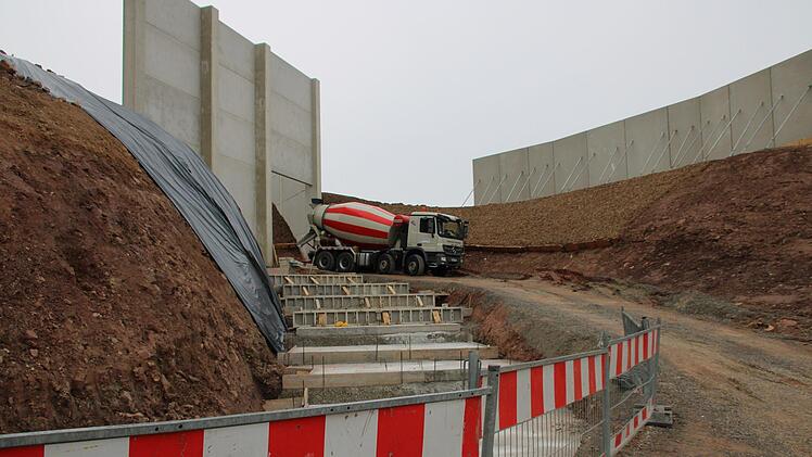 Um den aktuellen Sicherheitsvorschriften gerecht zu werden, erhöht die Bundeswehr den Wall. Foto: Ulrike Müller
