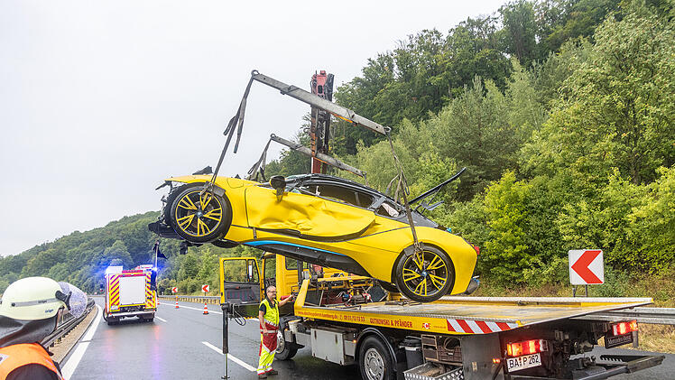 Sportwagen-Fahrer lebensgefährlich verletzt
