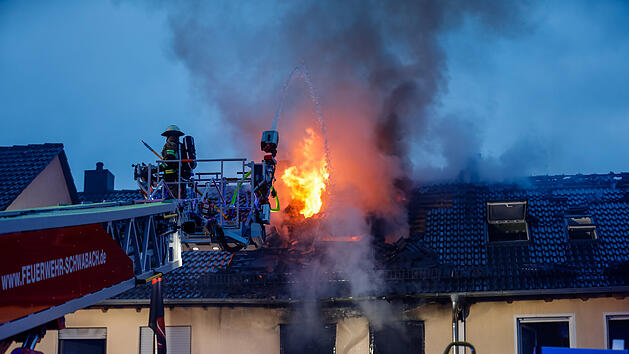 Reihenhäuser in Flammen: Zahlreiche Menschen werden evakuiert