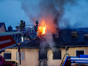 Reihenhäuser in Flammen: Zahlreiche Menschen werden evakuiert