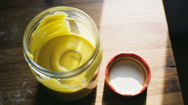 Senf, Senfglas, Fl&uuml;ssigkeit im Senf, Ablagerung, Lagerung