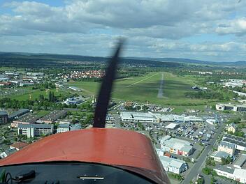 Freies Gelände: So stellt sich der Bamberger Flugplatz aus der Sicht des Piloten einer Propellermaschine  im Anflug dar.  Für zweistrahlige Geschäftsmaschinen soll die Landebahn  noch 2013 verbreitert werden.  Foto: Archiv/Ronald Rinklef