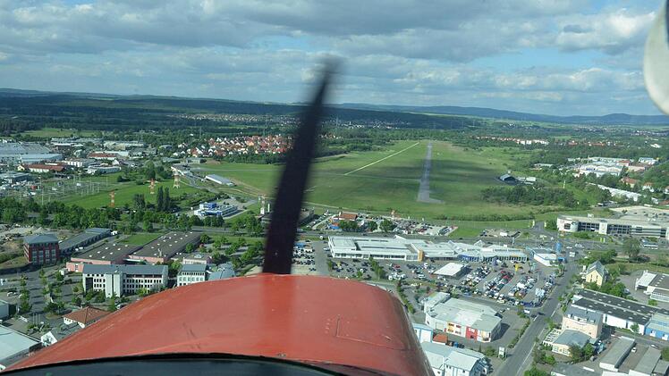 Freies Gelände: So stellt sich der Bamberger Flugplatz aus der Sicht des Piloten einer Propellermaschine  im Anflug dar.  Für zweistrahlige Geschäftsmaschinen soll die Landebahn  noch 2013 verbreitert werden.  Foto: Archiv/Ronald Rinklef