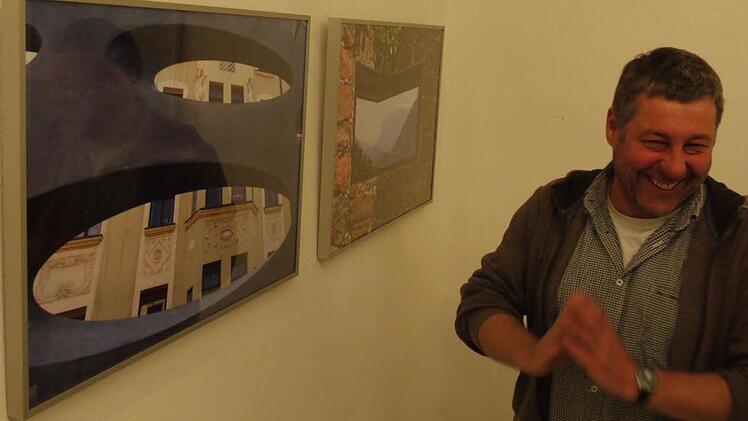 Gerhard Hagen platziert seine Bilder an den Wänden der Rathaushallen.Foto: Lindner