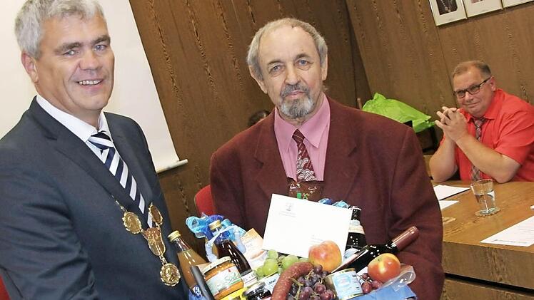 Georg Dusold (rechts) erhielt zum Abschied aus dem Gemeinderat von Bürgermeister Bernhard Storath einen Geschenkkorb.