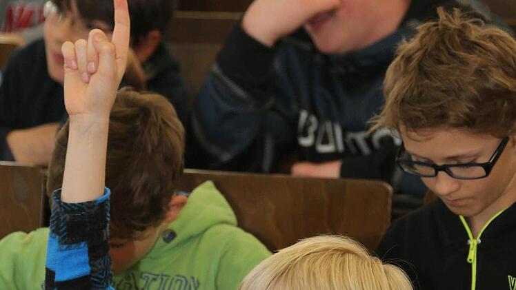 Die Kinderuni ist zum Fragen da. Wenn etwas nicht klar ist, einfach den Finger heben. Eigentlich wie in der Schule. Foto: M. Hoch