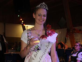 In einer Schärpe präsentiert sich Kothens neue Weinkönigin Emiliy Mehler.  Foto: Birgit Will