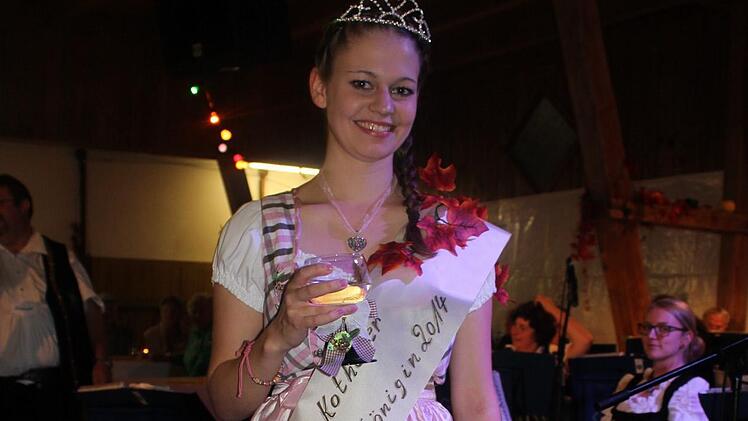 In einer Schärpe präsentiert sich Kothens neue Weinkönigin Emiliy Mehler.  Foto: Birgit Will