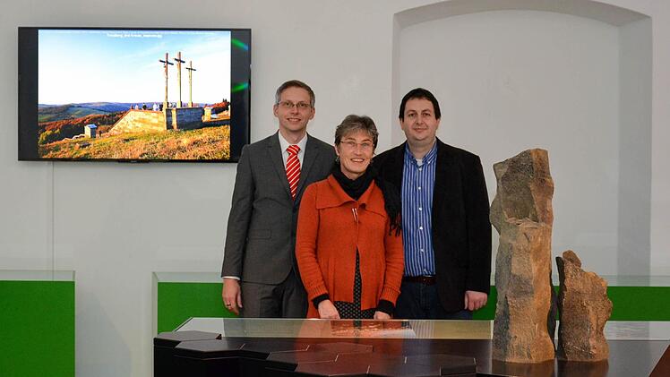 Die Verantwortlichen freuen sich über den neuen Bildschirm im Münnerstädter Museum (von links): Marcus Stürmer, Anna Spor und Björn Hein. Foto: kbh