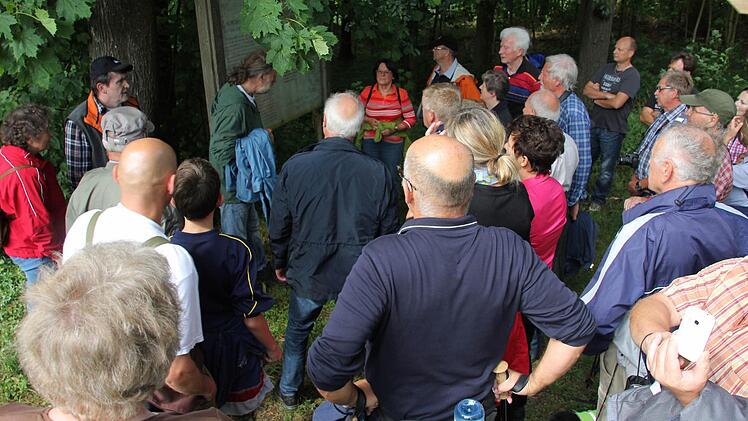 Viele Interessenten schlossen sich der Führung durch Joachim zeune an.