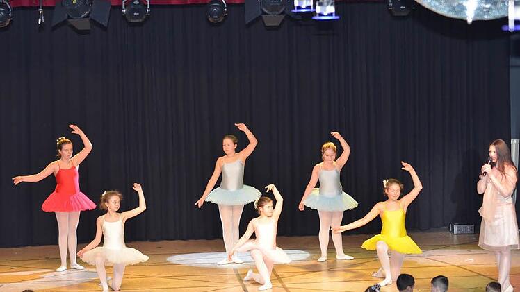 Immer wieder faszinierten grazile Formationen und Choreografien die Zuschauer und es gab viel Applaus. Foto: Karl-Heinz Hofmann