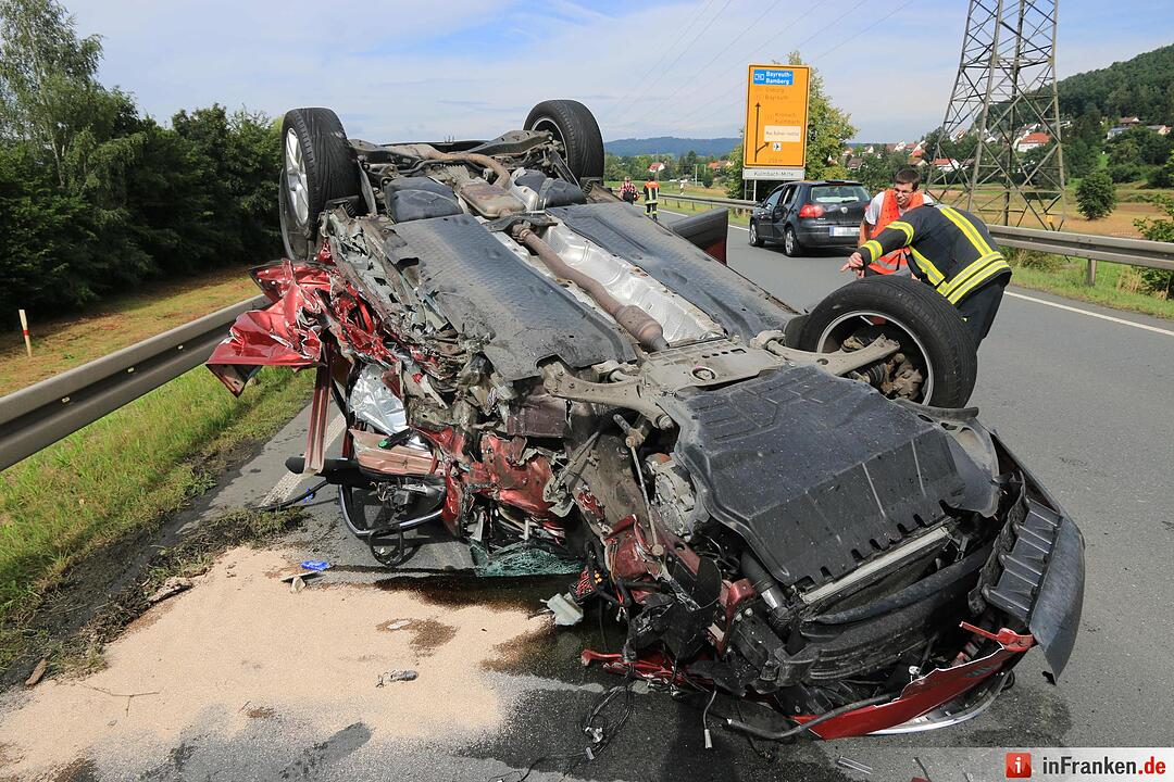 Schwerer Unfall in Kulmbach: Auto überschlägt sich auf B289