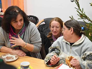 Antje Kahnt (Mitte) leitet den Fachdienst Wohnungsnot der Arbeiterwohlfahrt. Das Bild zeigt sie im Gespräch mit Dagmar Förster (rechts), die sich mit ihrem Mann am Eggolsheimer Weg zu Hause fühlt. Foto: Ronald Rinklef
