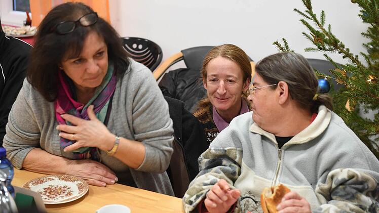 Antje Kahnt (Mitte) leitet den Fachdienst Wohnungsnot der Arbeiterwohlfahrt. Das Bild zeigt sie im Gespräch mit Dagmar Förster (rechts), die sich mit ihrem Mann am Eggolsheimer Weg zu Hause fühlt. Foto: Ronald Rinklef
