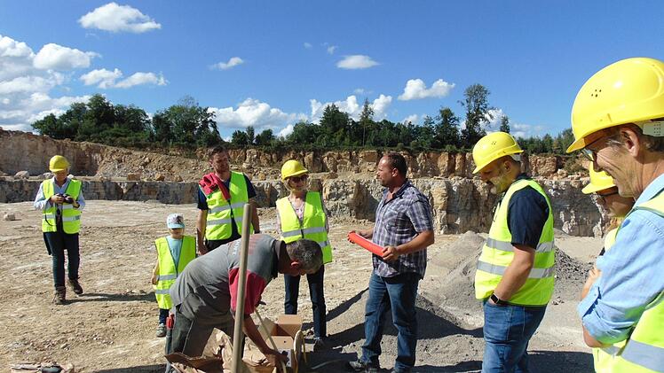 Die Stradträte schauen demSprengmeister zu. Foto: Petra Malbrich