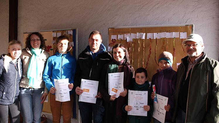 ie Gewinner nach der Preisübergabe von links: Dennis Adam, Viktor Adam und Ana Gaspic, die Gewinner bei den Erwachsenen, mit Nino Müller und Dania Berninger. Die Preise wurden überreicht von Alexander Hippeli (rechts außen). Inna Lingert und Antje Büchner (links) hatten den Schälwettbewerb durchgeführt.Katharina Becht
