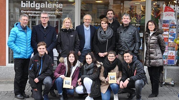 Im Vordergrund (Würfel in Goldfolie) die Stelle für die ersten beiden Stolpersteine am Paradeplatzprivat