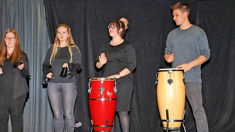 Mit einem Djigbo, einer in Westafrika sehr populären Tanz-Melodie, eröffnete eine Percussion-Gruppe den Festakt zum 50-jährigen Bestehen des BBZ. Dieter Britz
