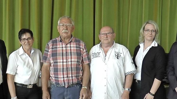 Eine besondere Anerkennung erfuhren Dieter Böhm aus Rattelsdorf/Hilkersdorf (Dritter von links) und Hermann Drummer aus Ebern (Vierter von links) für 175 Blutspenden. Es dankten ihnen (von links) der stellvertretende BRK-Kreisvorsitzende Wolfgang Borst, die Leiterin "Ehrenamt" Ingrid Böllner sowie BRK-Mitarbeiterin Simone Gilley und der Bereitschaftsleiter von Hofheim, Cornelius Schmitt. Foto: Christian Licha