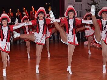 Mit ihrer schwungvollen Tanzshow begeisterten die Tanzgarden der Kroniche Fousanaocht beim Dreikönigsball. Foto: K.-H. Hofmann