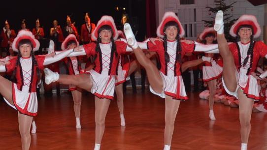 Mit ihrer schwungvollen Tanzshow begeisterten die Tanzgarden der Kroniche Fousanaocht beim Dreikönigsball. Foto: K.-H. Hofmann