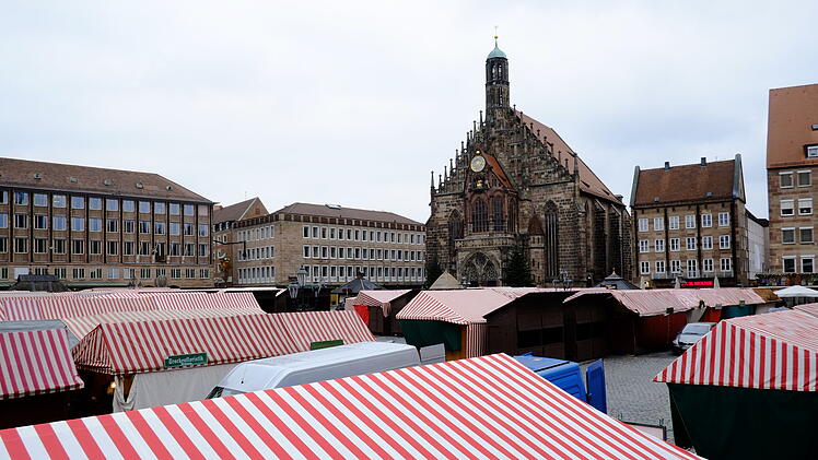 Auf einer Tafel wirbt das Café in Nürnberg mit der neuen 1-G-Regel.