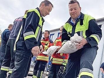 Sandsäcke befüllen, transportieren, schleppen und richtiges Stapeln sind wichtige Maßnahmen.