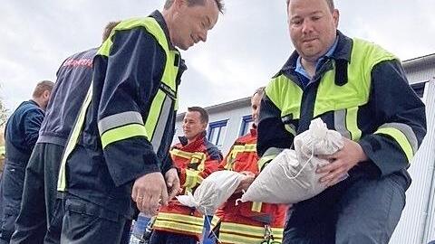 Sandsäcke befüllen, transportieren, schleppen und richtiges Stapeln sind wichtige Maßnahmen.