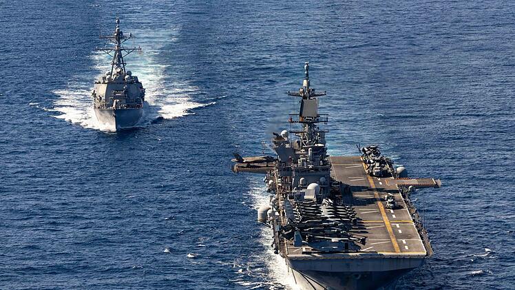 USS Rafael Peralta RAS mit USS Tripoli