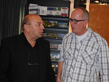 Josef Wilfing (links) und Andreas Föhr gestalteten die zweite Auflage der Coburger Kriminacht. Foto: Carolin Herrmann