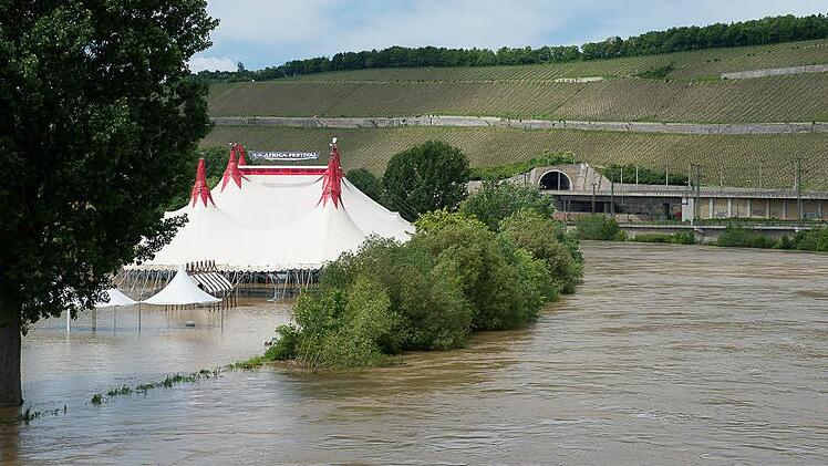 Über einen Meter hoch stand der Main vor einigen Tagen noch auf dem Gelände des Africa-Festivals in Würzburg. Foto: Tobias Köpplinger