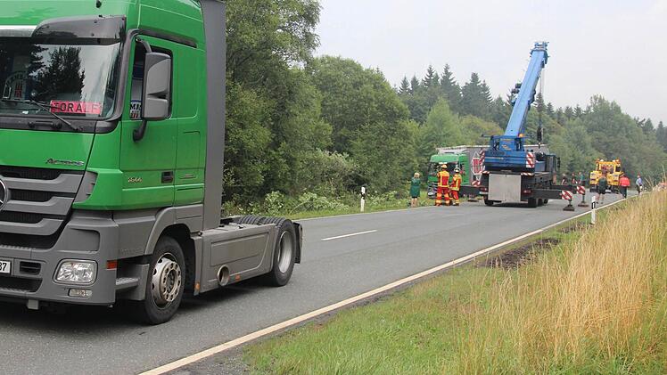 Ein Ersatz-Maschinenwagen steht schon bereit, um den verunglücktgen Sattelauflieger aufzunehmen.