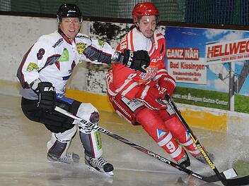 Druck auf den Gegner ausüben: Wölfe-Spielertrainer Roman Nikitin (links) geht mit gutem Beispiel gegen den Inzeller Florian Guggenbichler voran. Foto: Hopf
