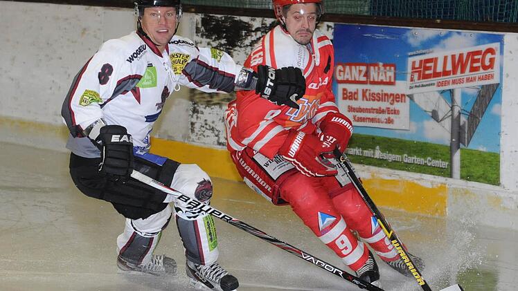Druck auf den Gegner ausüben: Wölfe-Spielertrainer Roman Nikitin (links) geht mit gutem Beispiel gegen den Inzeller Florian Guggenbichler voran. Foto: Hopf