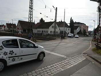 Der Bahnübergang in Altendorf beschäftigt nun die Staatsanwaltschaft. Sie nimmt Ermittlungen von Amts wegen auf. Foto: Ronald Rinklef