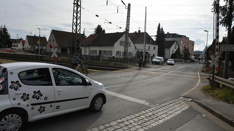 Der Bahnübergang in Altendorf beschäftigt nun die Staatsanwaltschaft. Sie nimmt Ermittlungen von Amts wegen auf. Foto: Ronald Rinklef