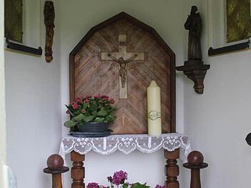 Blick in die Franziskus-Kapelle in Theisenort. Rechts ist eine Statue des Heiligen Franziskus angebracht. Foto: Friedwald Schedel