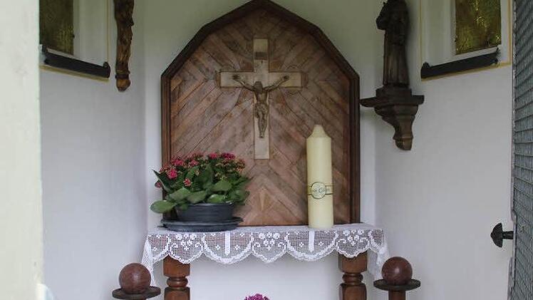 Blick in die Franziskus-Kapelle in Theisenort. Rechts ist eine Statue des Heiligen Franziskus angebracht. Foto: Friedwald Schedel