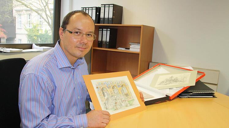 Veranstaltungsleiter Bruno Heynen hat beim Aufräumen manche Besonderheit gefunden, unter anderem diese Zeichnungen eines Gastes. Foto: Ralf Ruppert