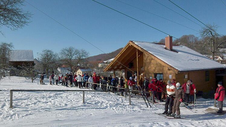 Viele Gratulanten gab es am Samstag zum 30jährigen Bestehen des Skiclubs Neuschleichach. Sie alle wünschten einen schneereichen Winter, damit Lift und Skihütte gut besucht sind. Unser Bild entstand 2010.