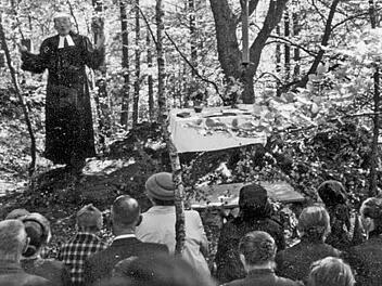 Karl Kreutzer feierte 1951 die erste Messe am heiligen Bühl.  Repro: Paul Pöhlmann