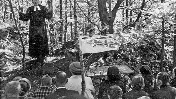 Karl Kreutzer feierte 1951 die erste Messe am heiligen Bühl.  Repro: Paul Pöhlmann