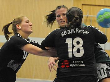 Kein Ausweg mehr: Weil neben Ronja Schwalbe (im Hintergrund) zwei weitere Spielerinnen kurzfristig die SG Garitz/Nüdlingen verließen, sahen die Verantwortlichen keine andere Möglichkeit, als das Team aus der Bayernliga zurückzuziehen. Foto: Hopf